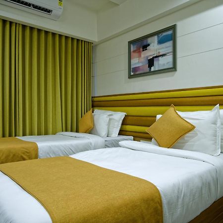 Hotel Lake Point อาเมดาบัด ภายนอก รูปภาพ