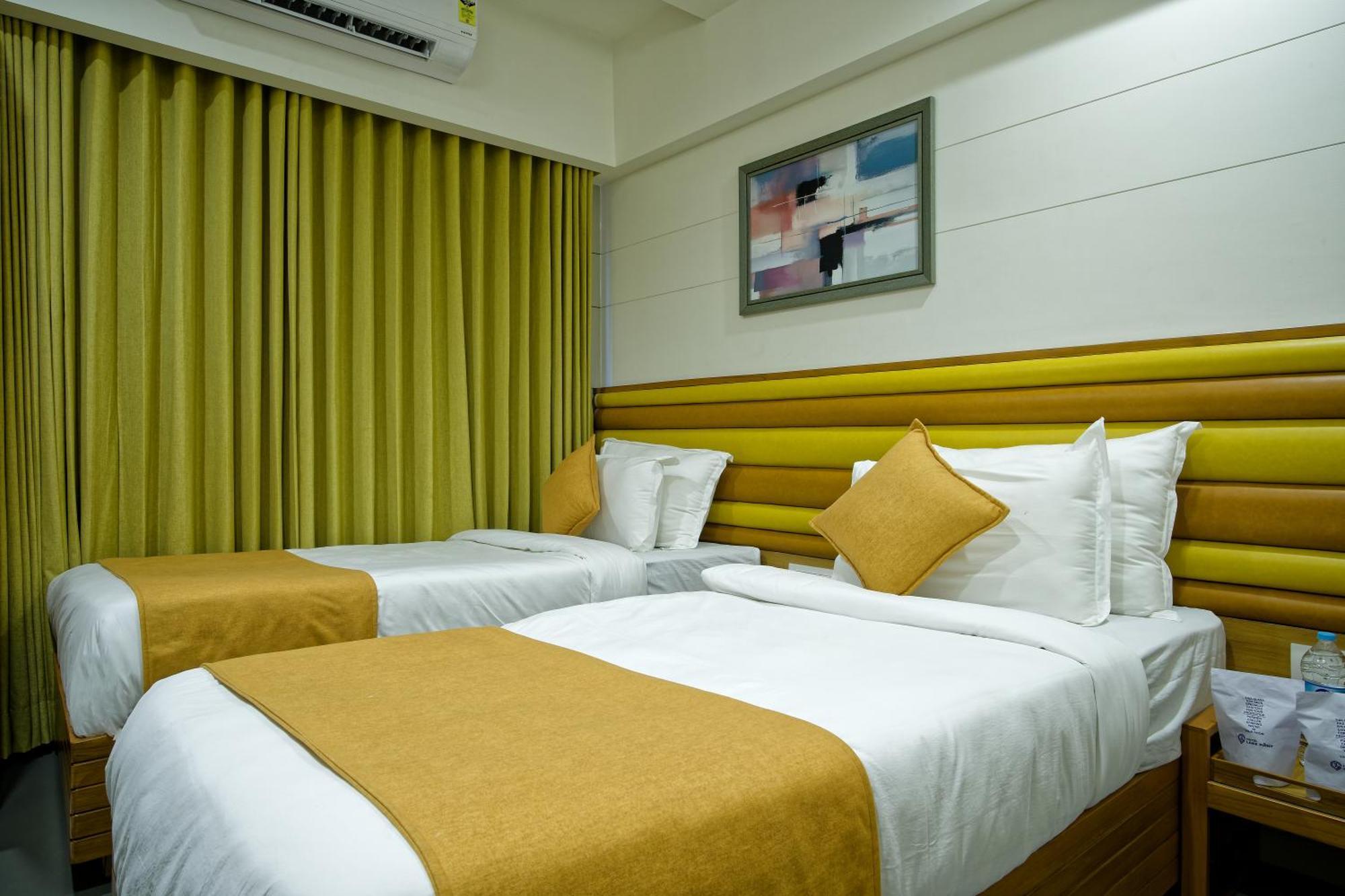 Hotel Lake Point อาเมดาบัด ภายนอก รูปภาพ