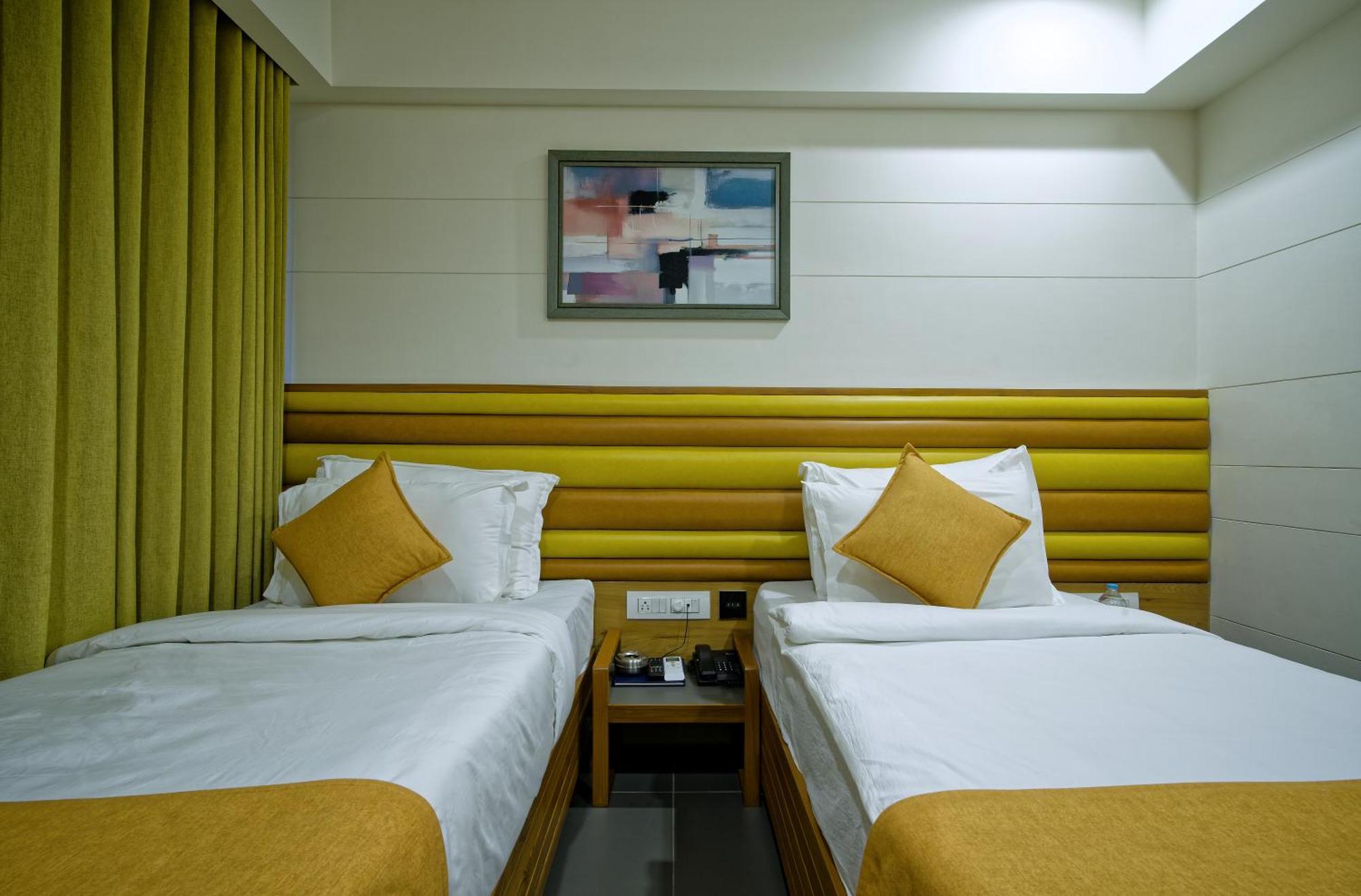 Hotel Lake Point อาเมดาบัด ภายนอก รูปภาพ