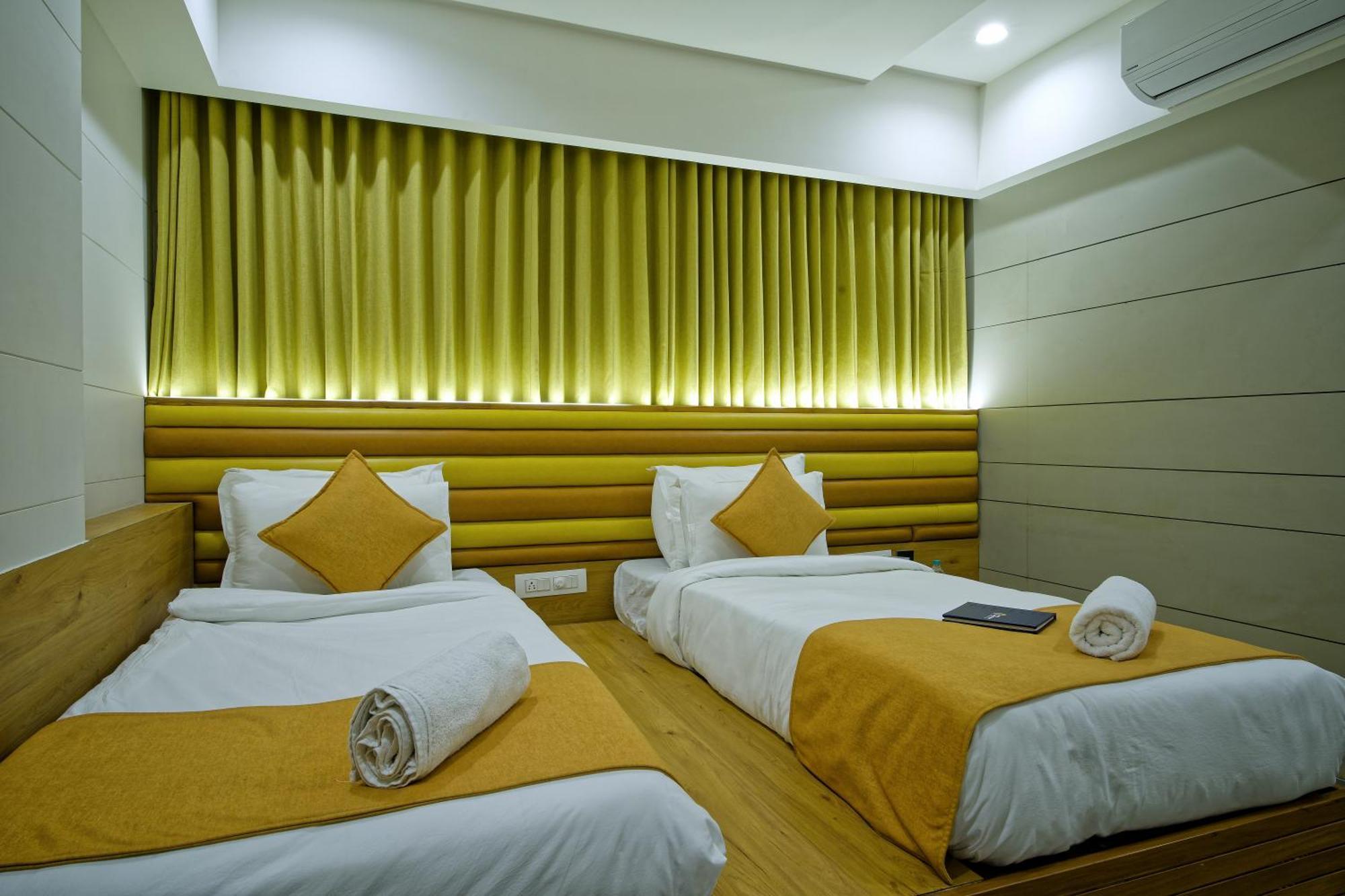 Hotel Lake Point อาเมดาบัด ภายนอก รูปภาพ