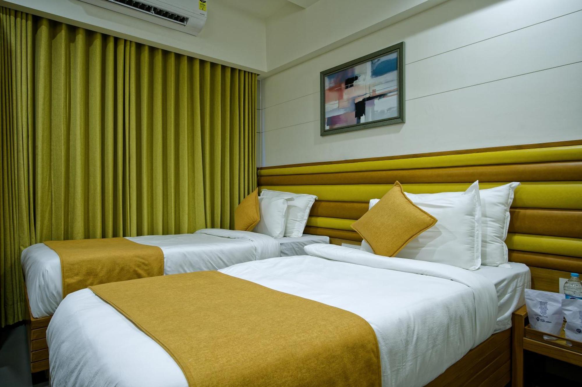 Hotel Lake Point อาเมดาบัด ภายนอก รูปภาพ
