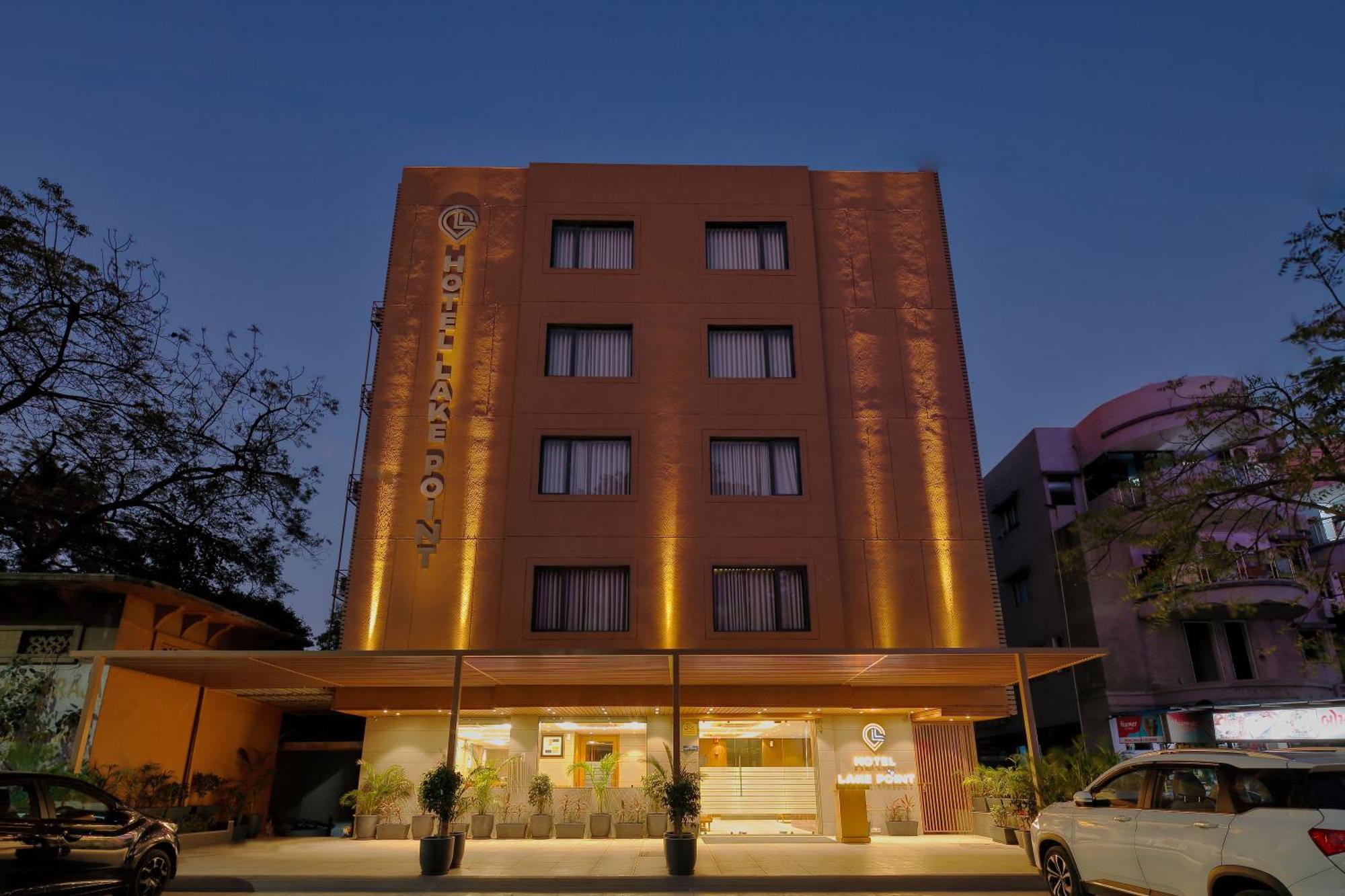 Hotel Lake Point อาเมดาบัด ภายนอก รูปภาพ