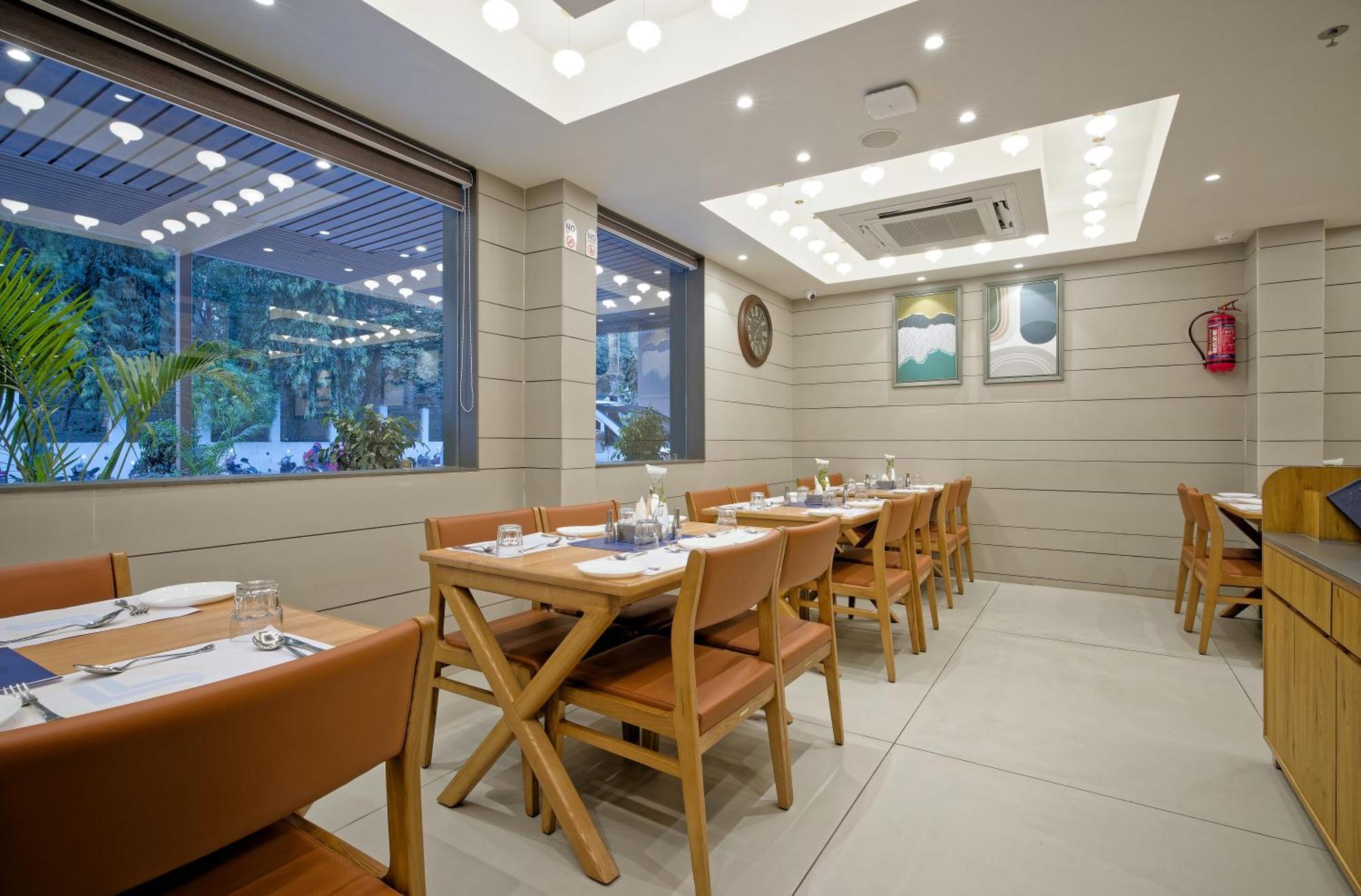 Hotel Lake Point อาเมดาบัด ภายนอก รูปภาพ