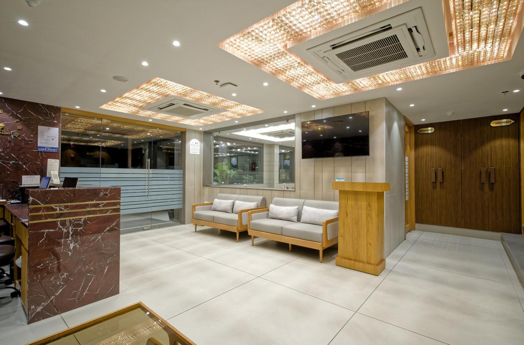 Hotel Lake Point อาเมดาบัด ภายนอก รูปภาพ