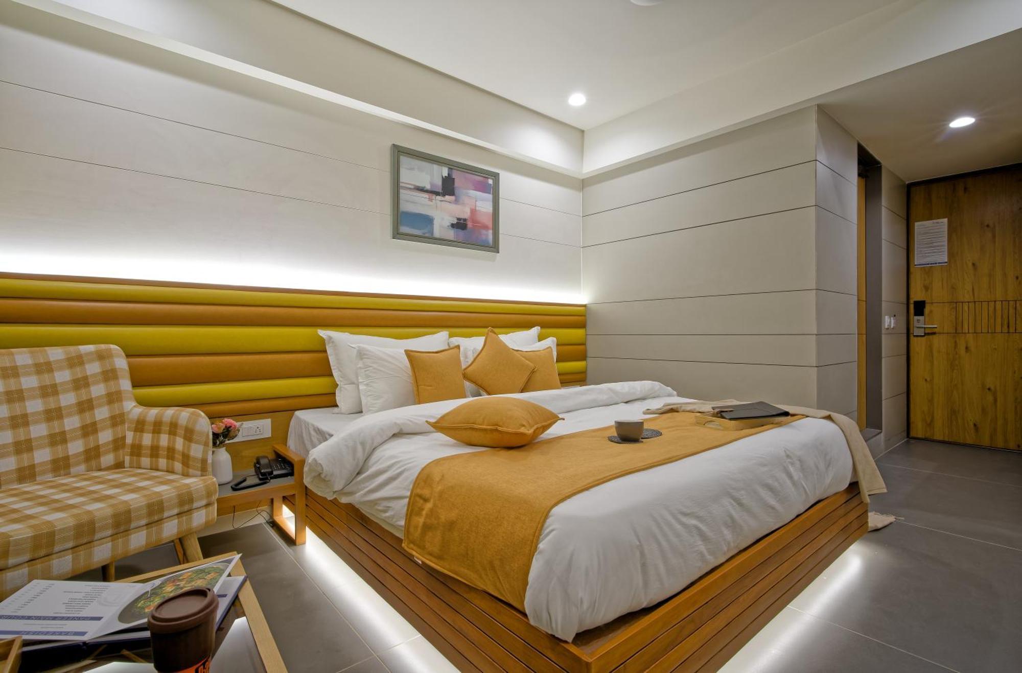Hotel Lake Point อาเมดาบัด ภายนอก รูปภาพ
