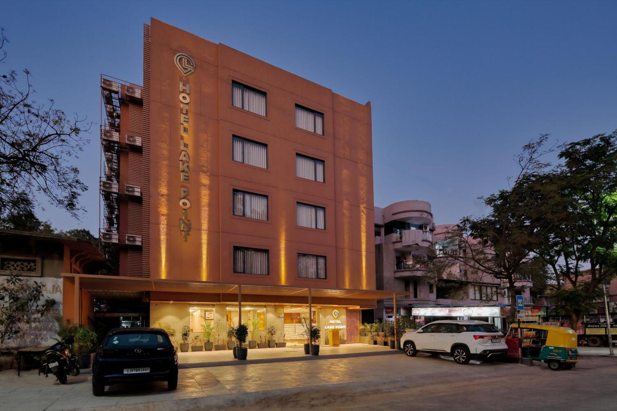 Hotel Lake Point อาเมดาบัด ภายนอก รูปภาพ