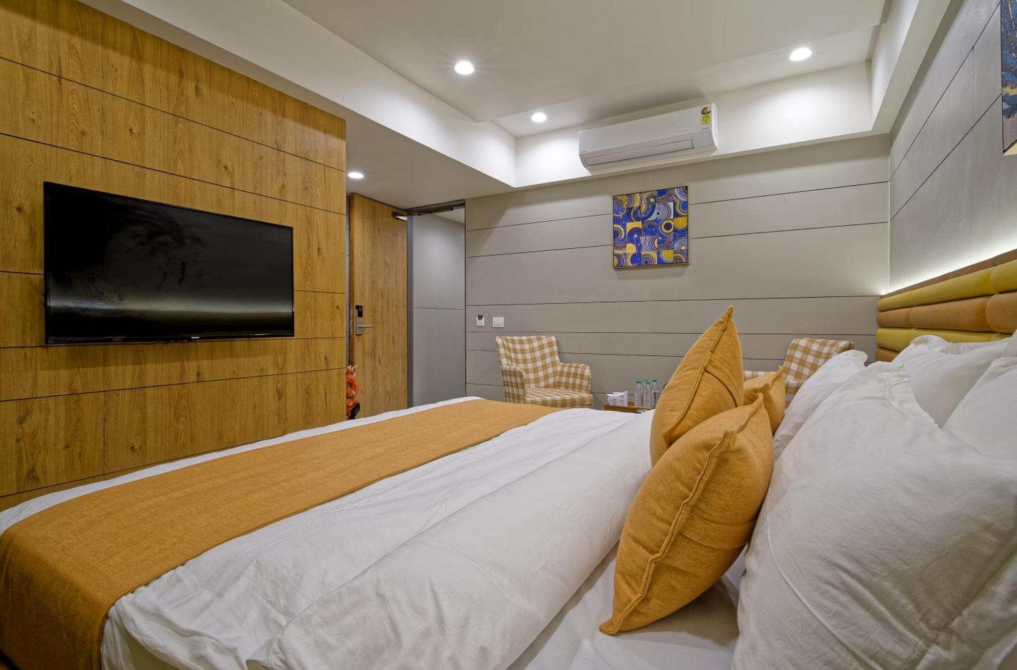 Hotel Lake Point อาเมดาบัด ภายนอก รูปภาพ