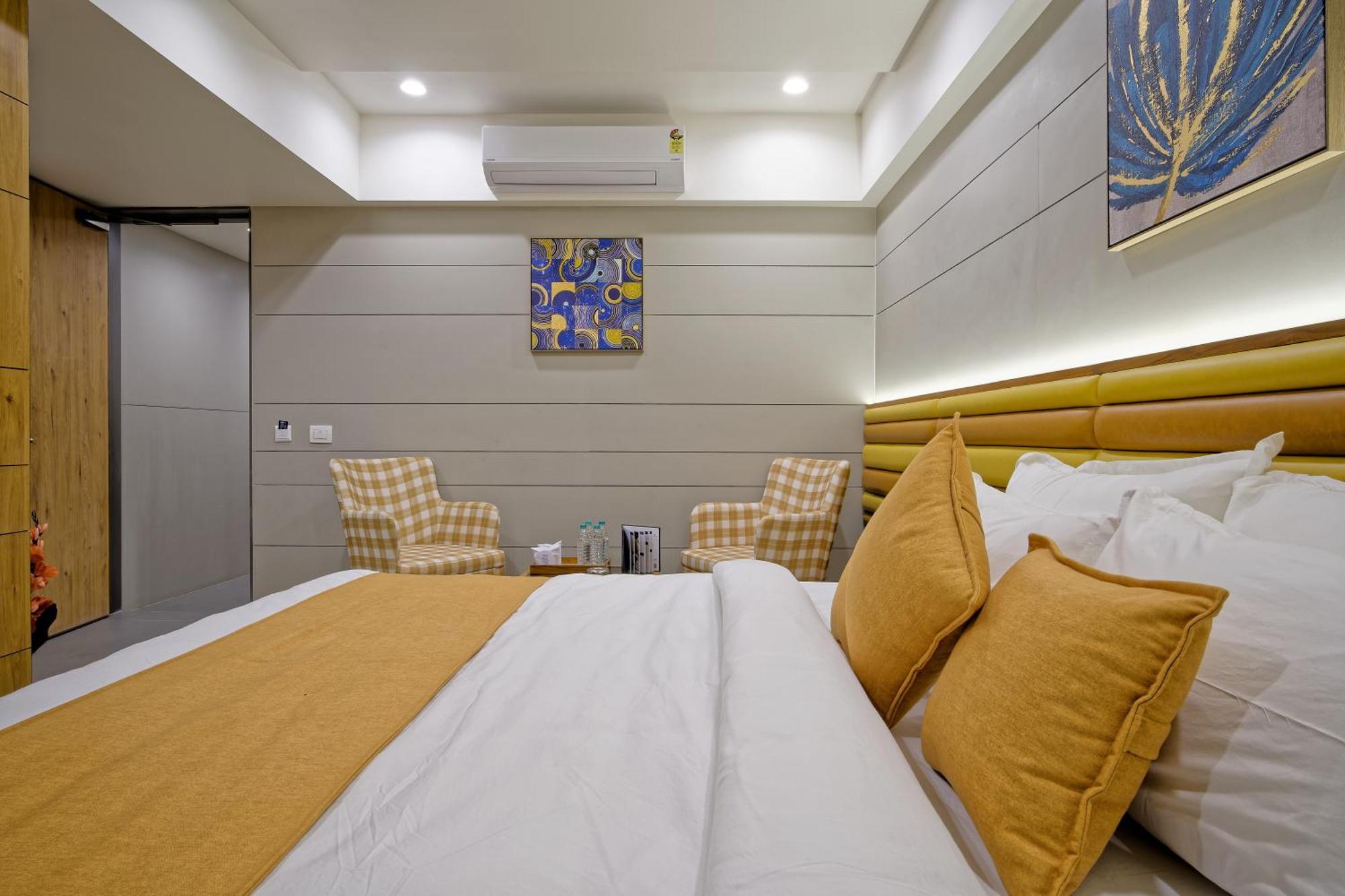 Hotel Lake Point อาเมดาบัด ภายนอก รูปภาพ