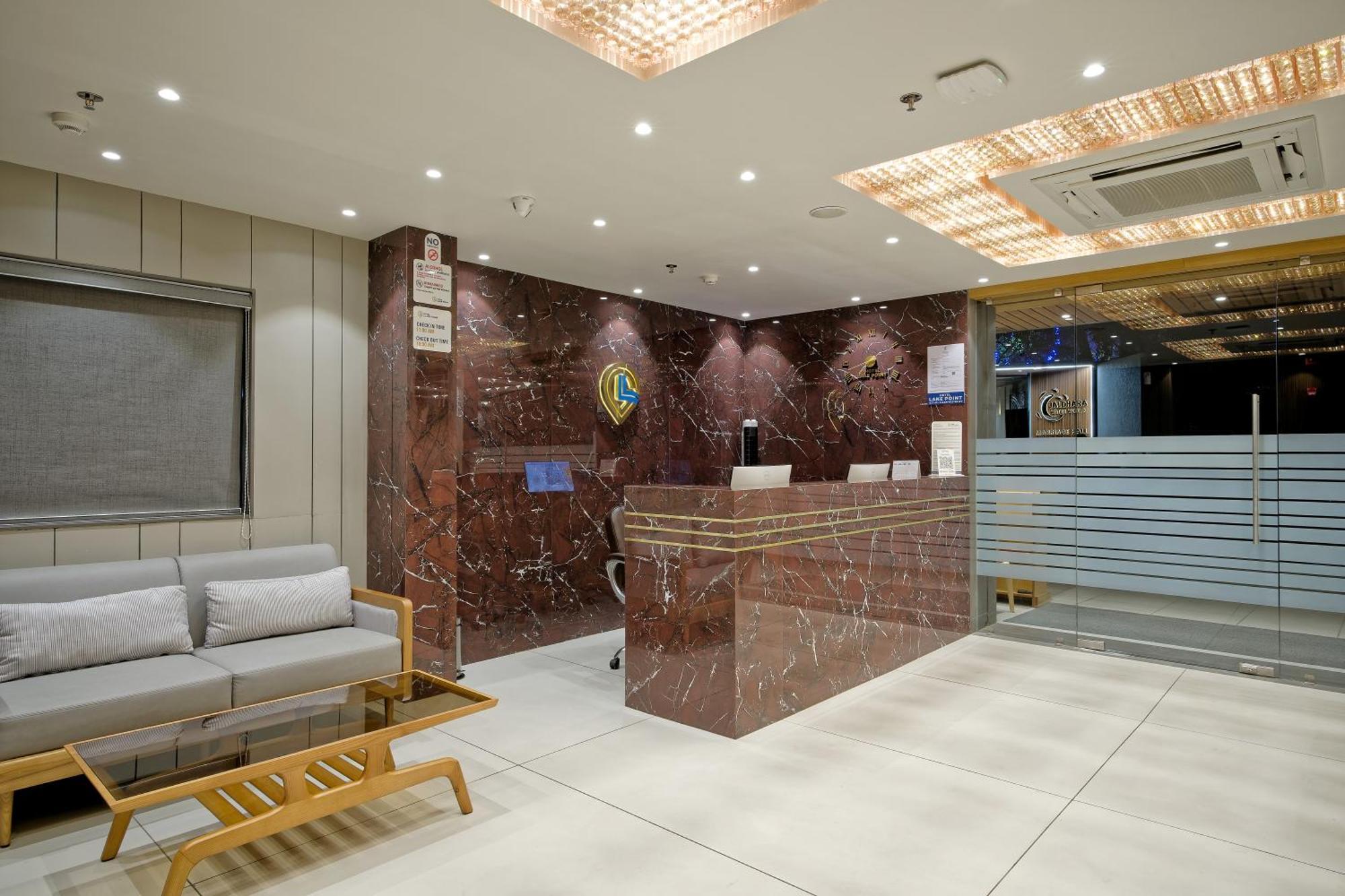 Hotel Lake Point อาเมดาบัด ภายนอก รูปภาพ