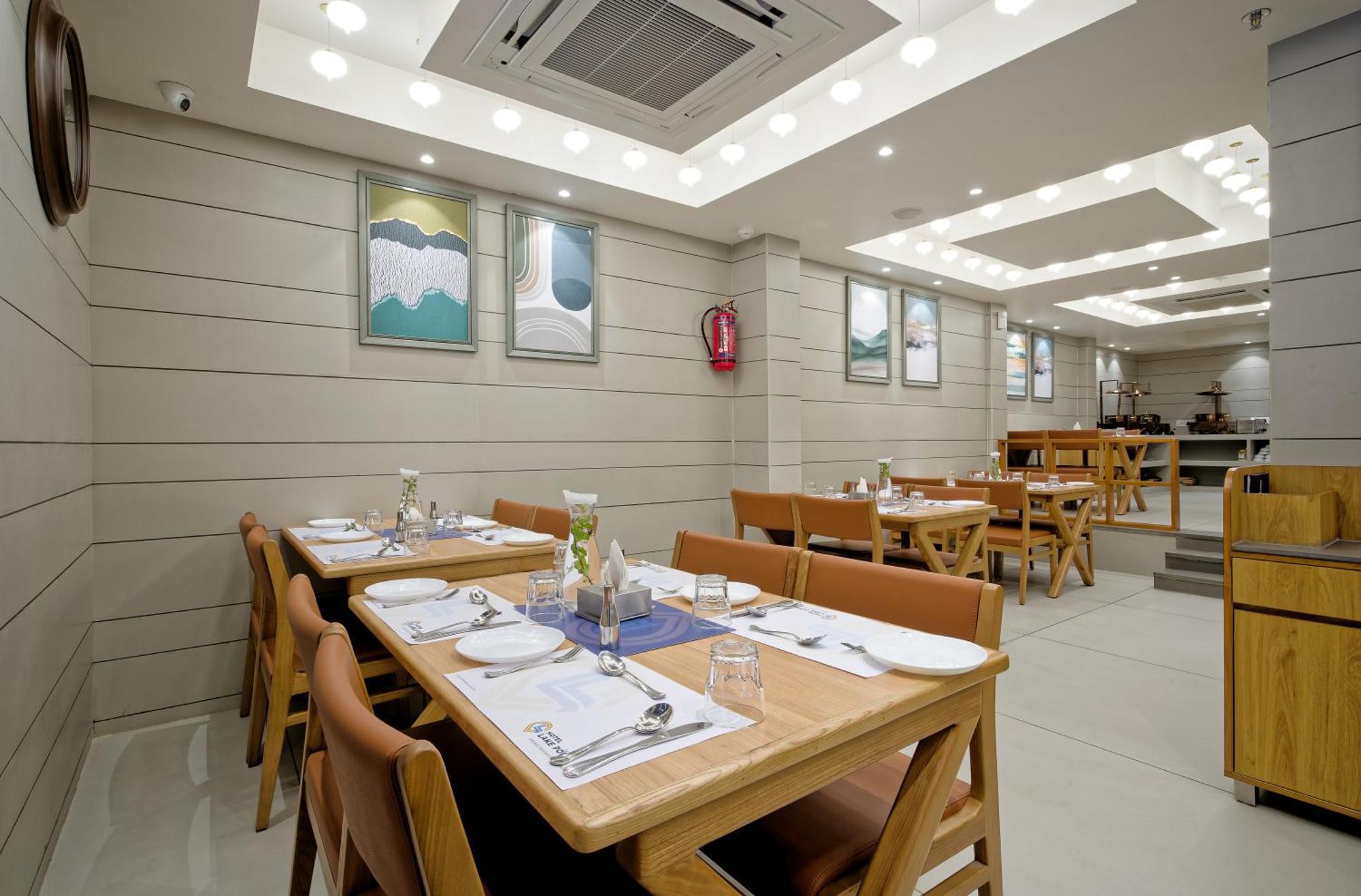 Hotel Lake Point อาเมดาบัด ภายนอก รูปภาพ