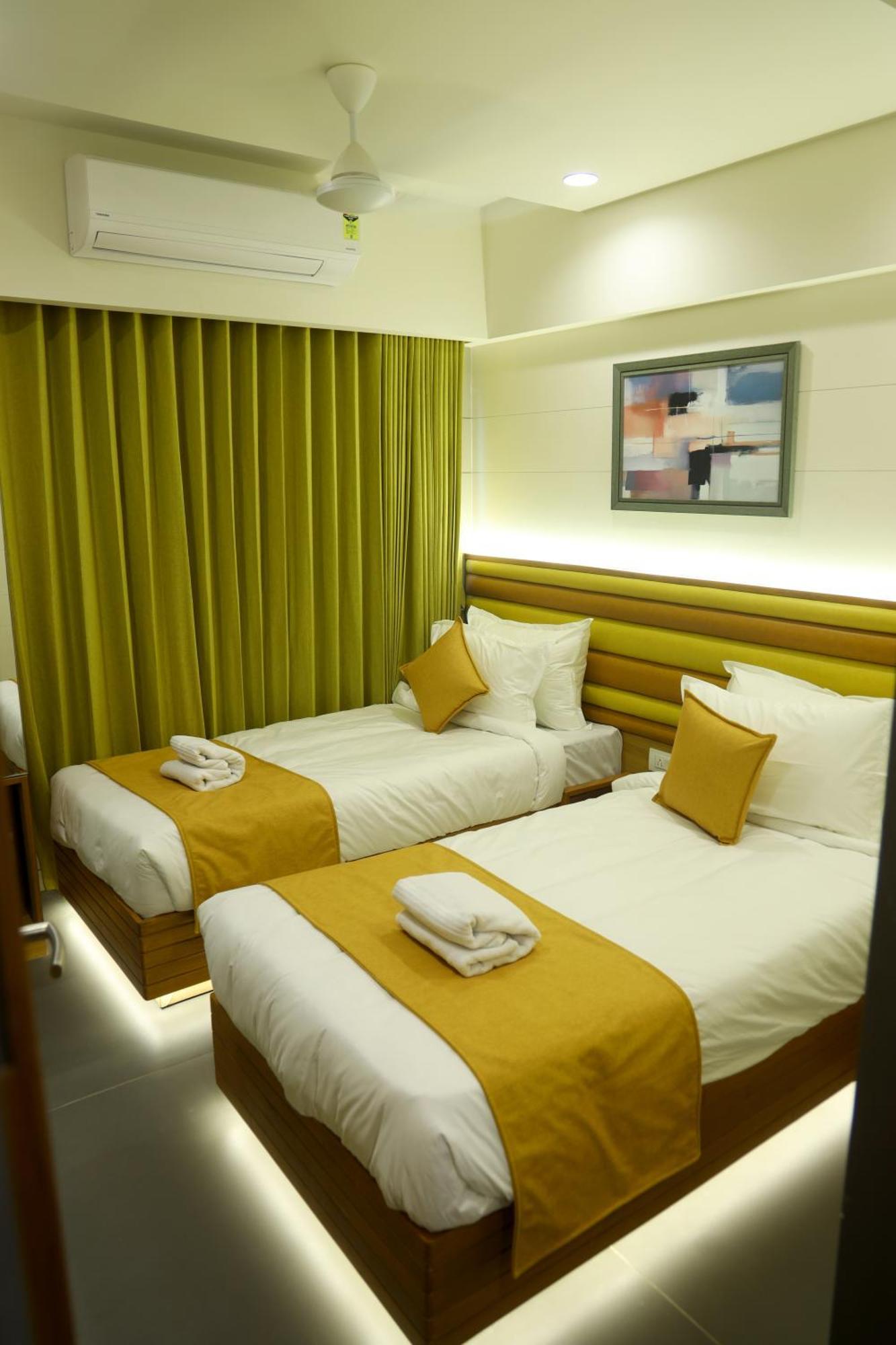 Hotel Lake Point อาเมดาบัด ภายนอก รูปภาพ