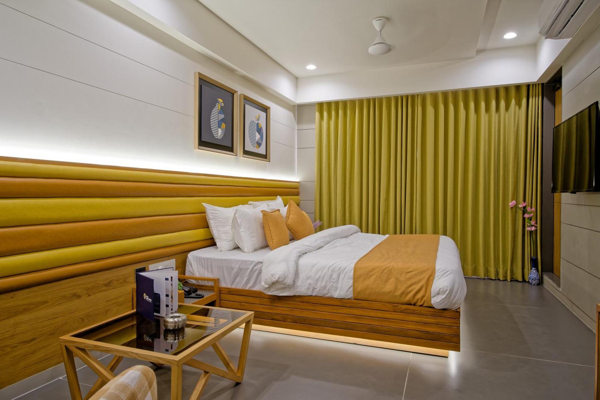 Hotel Lake Point อาเมดาบัด ภายนอก รูปภาพ