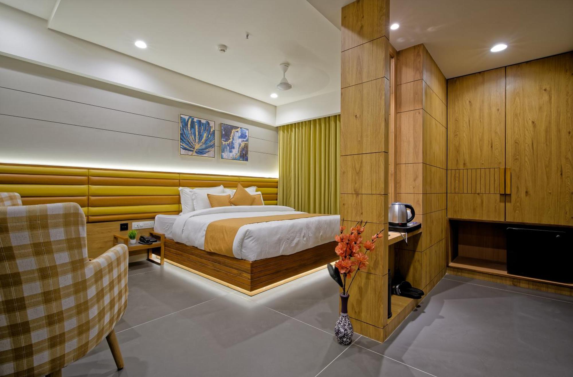 Hotel Lake Point อาเมดาบัด ภายนอก รูปภาพ