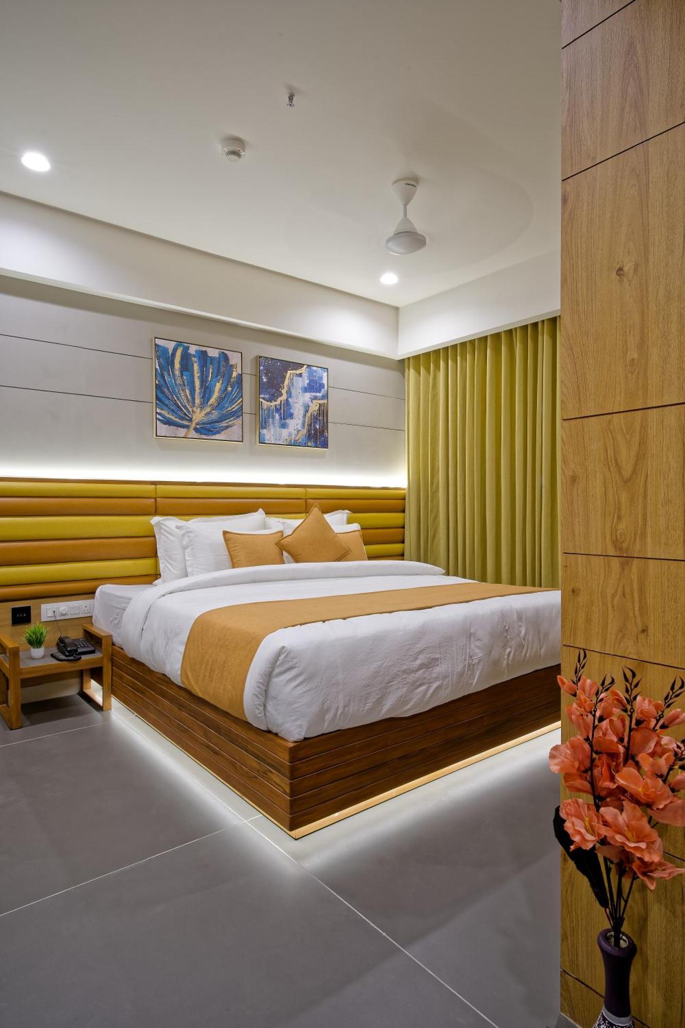 Hotel Lake Point อาเมดาบัด ภายนอก รูปภาพ