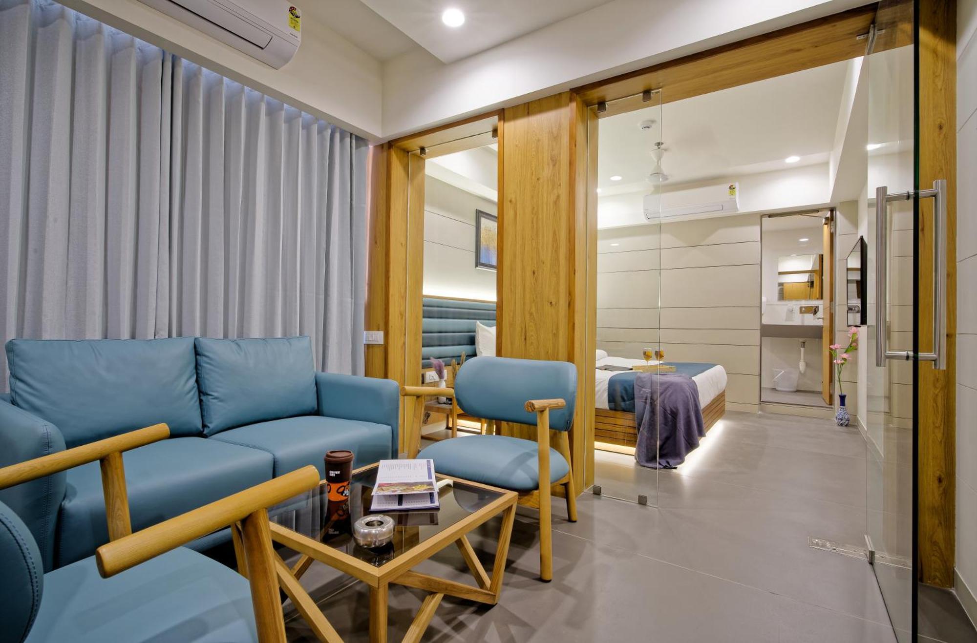 Hotel Lake Point อาเมดาบัด ภายนอก รูปภาพ