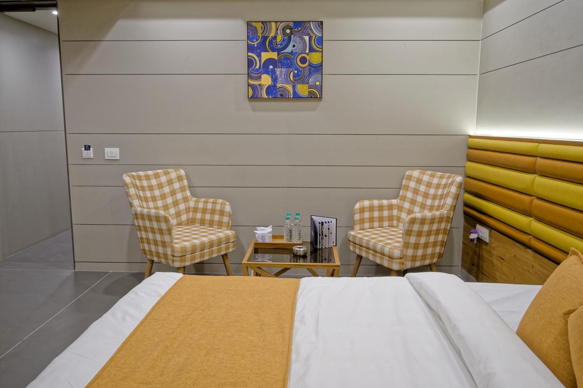 Hotel Lake Point อาเมดาบัด ภายนอก รูปภาพ