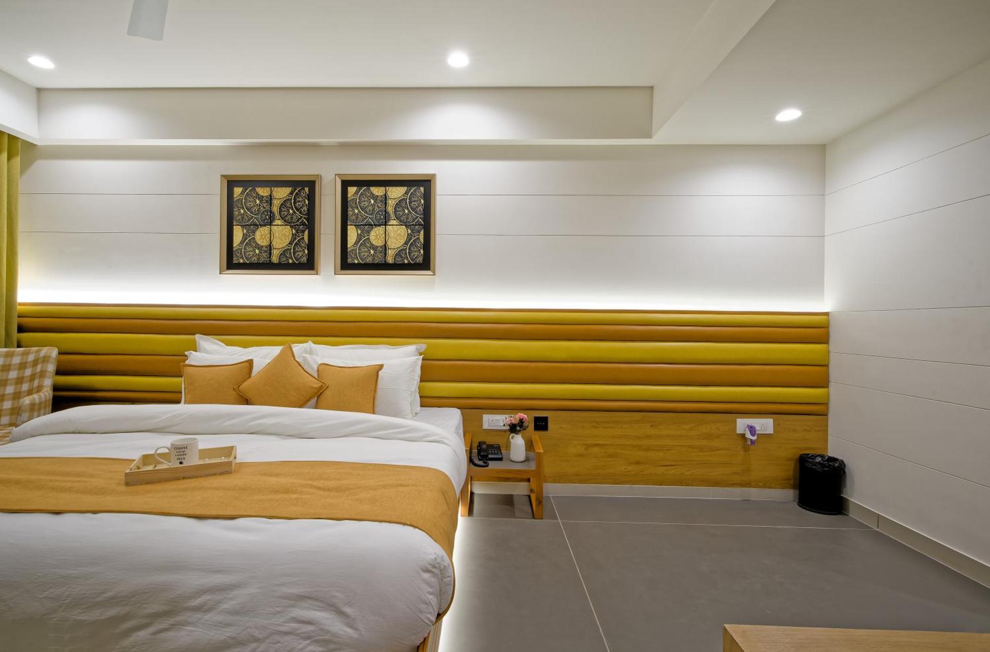 Hotel Lake Point อาเมดาบัด ภายนอก รูปภาพ