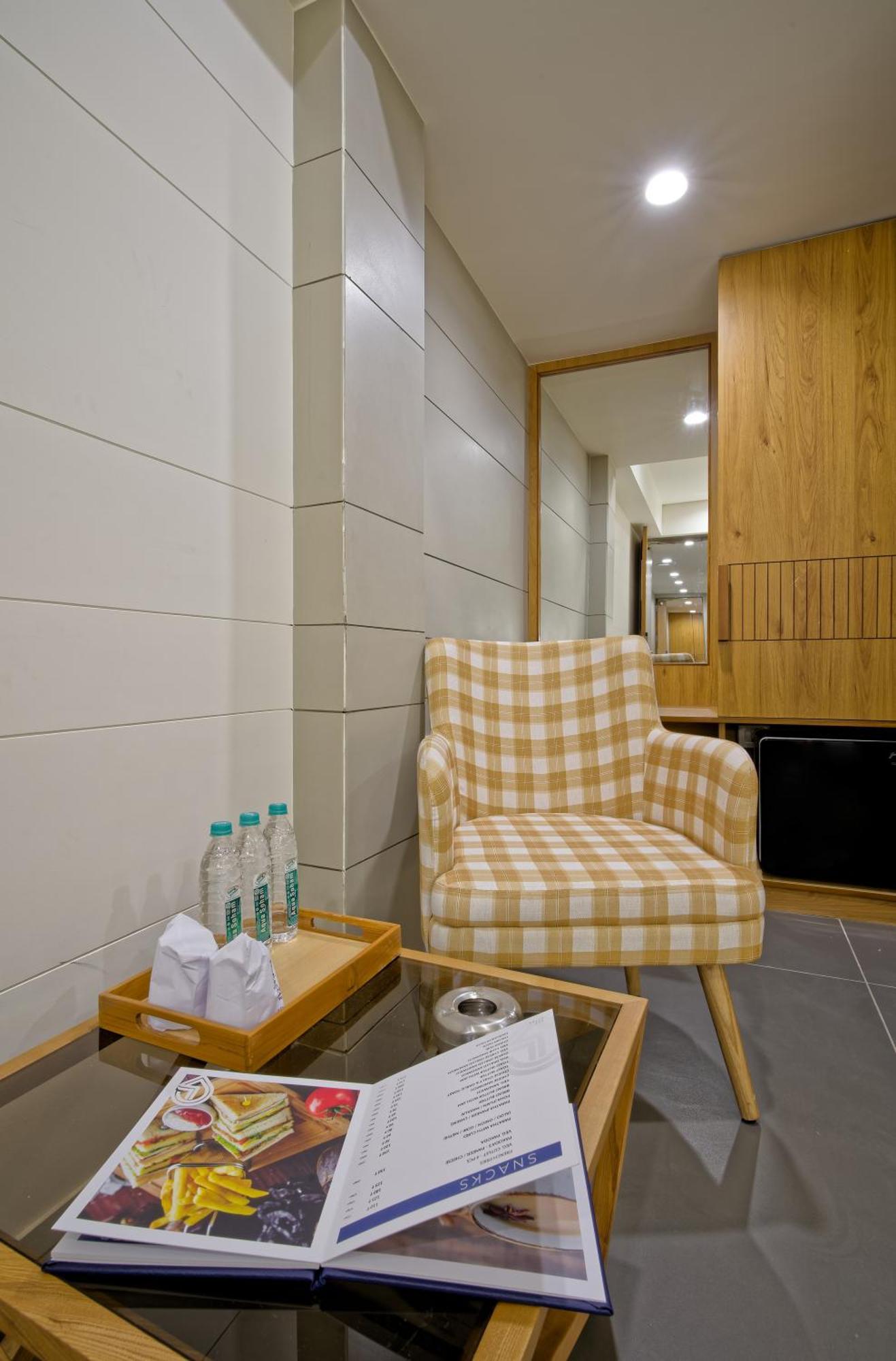 Hotel Lake Point อาเมดาบัด ภายนอก รูปภาพ