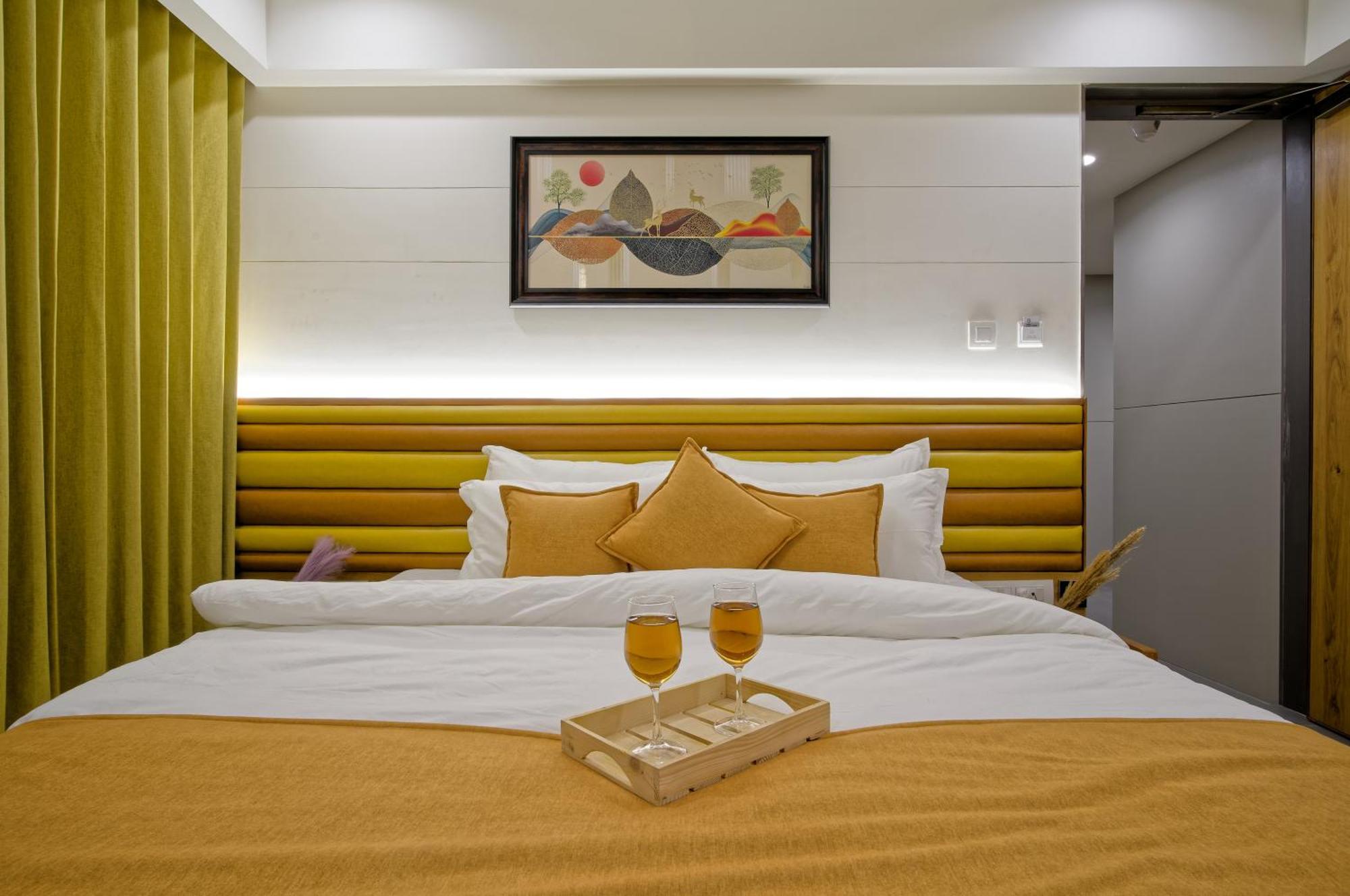 Hotel Lake Point อาเมดาบัด ภายนอก รูปภาพ