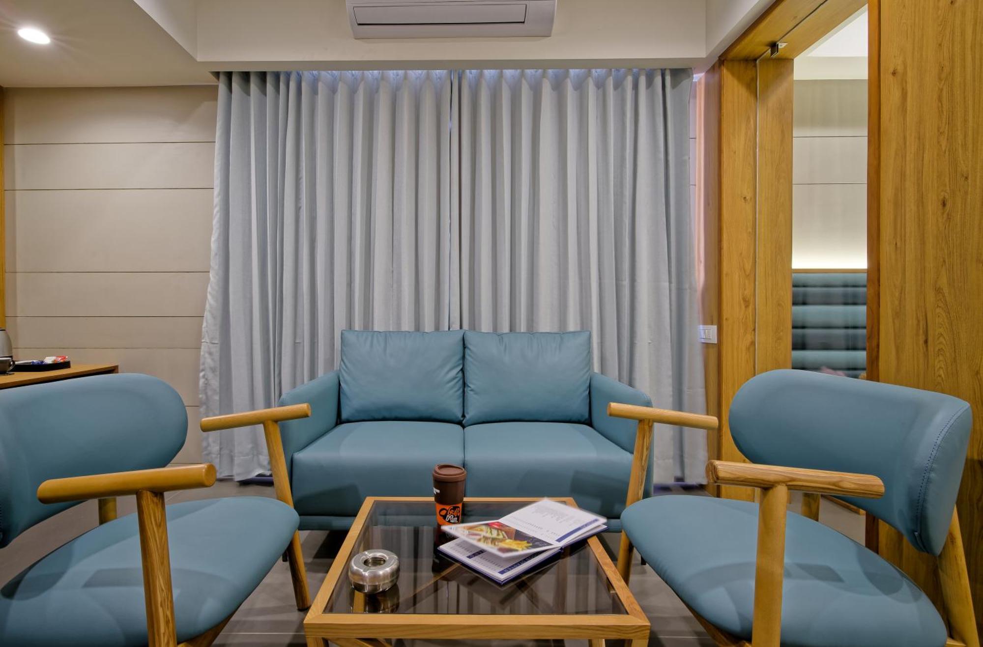Hotel Lake Point อาเมดาบัด ภายนอก รูปภาพ