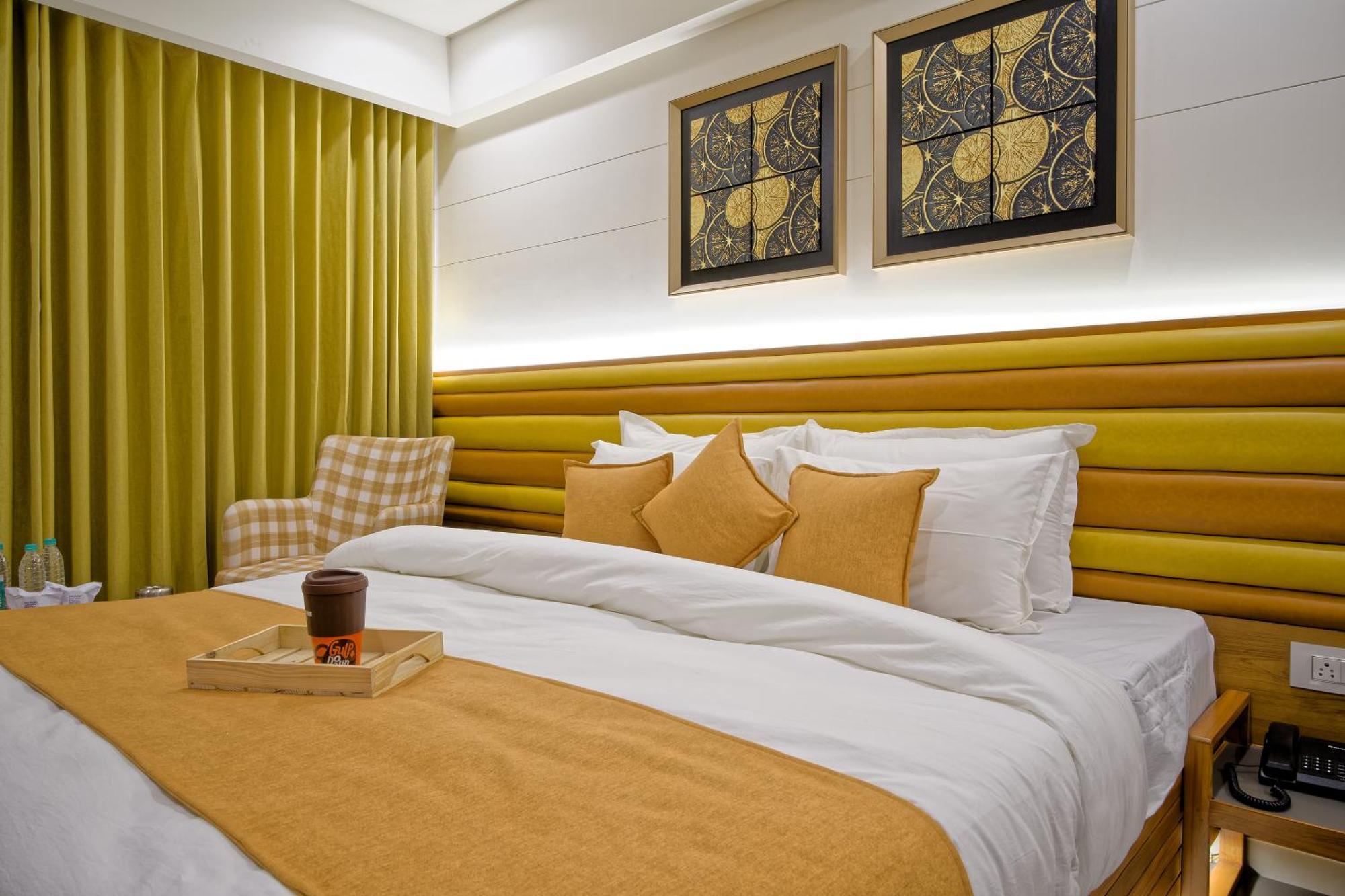 Hotel Lake Point อาเมดาบัด ภายนอก รูปภาพ