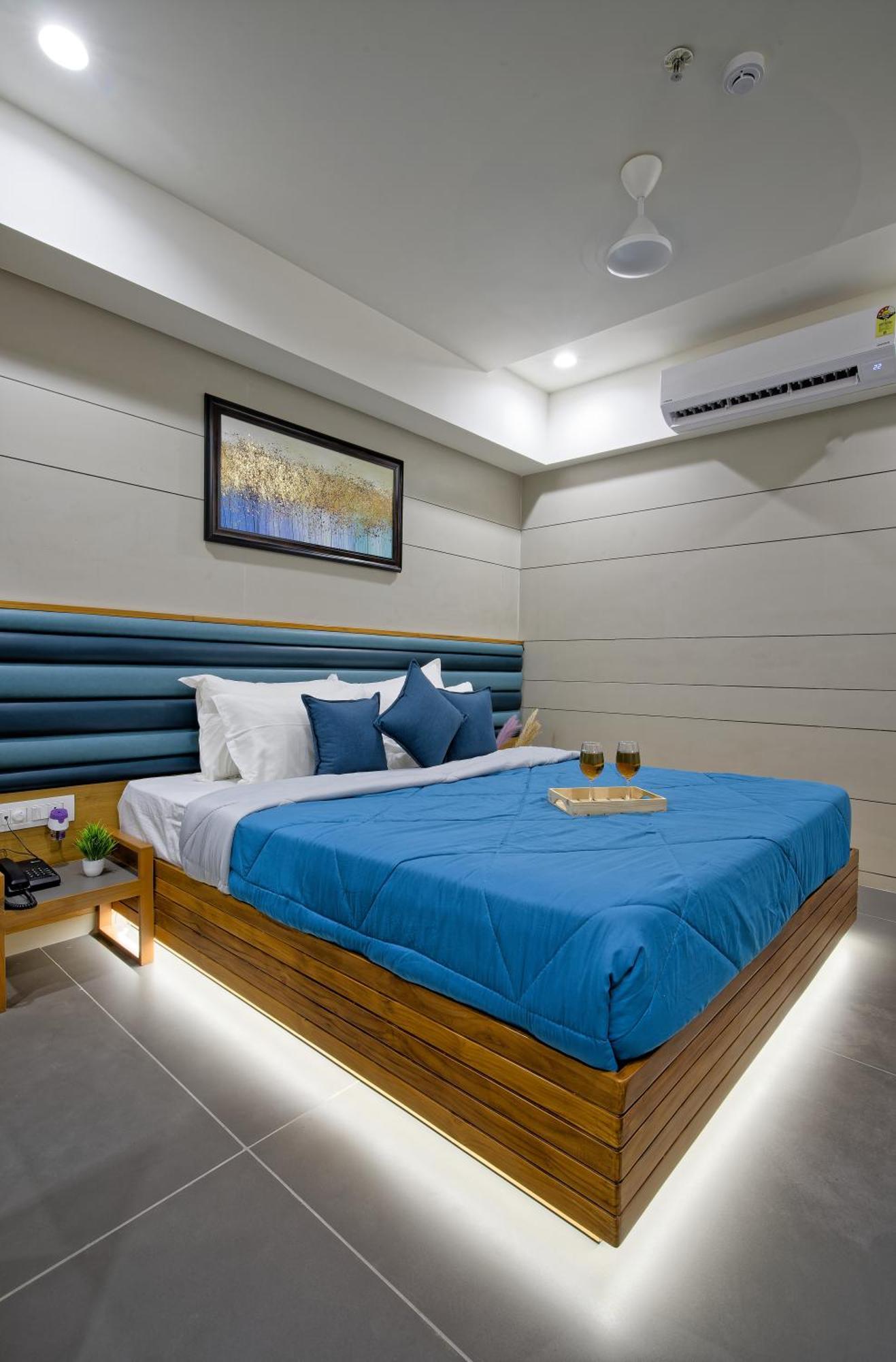 Hotel Lake Point อาเมดาบัด ภายนอก รูปภาพ
