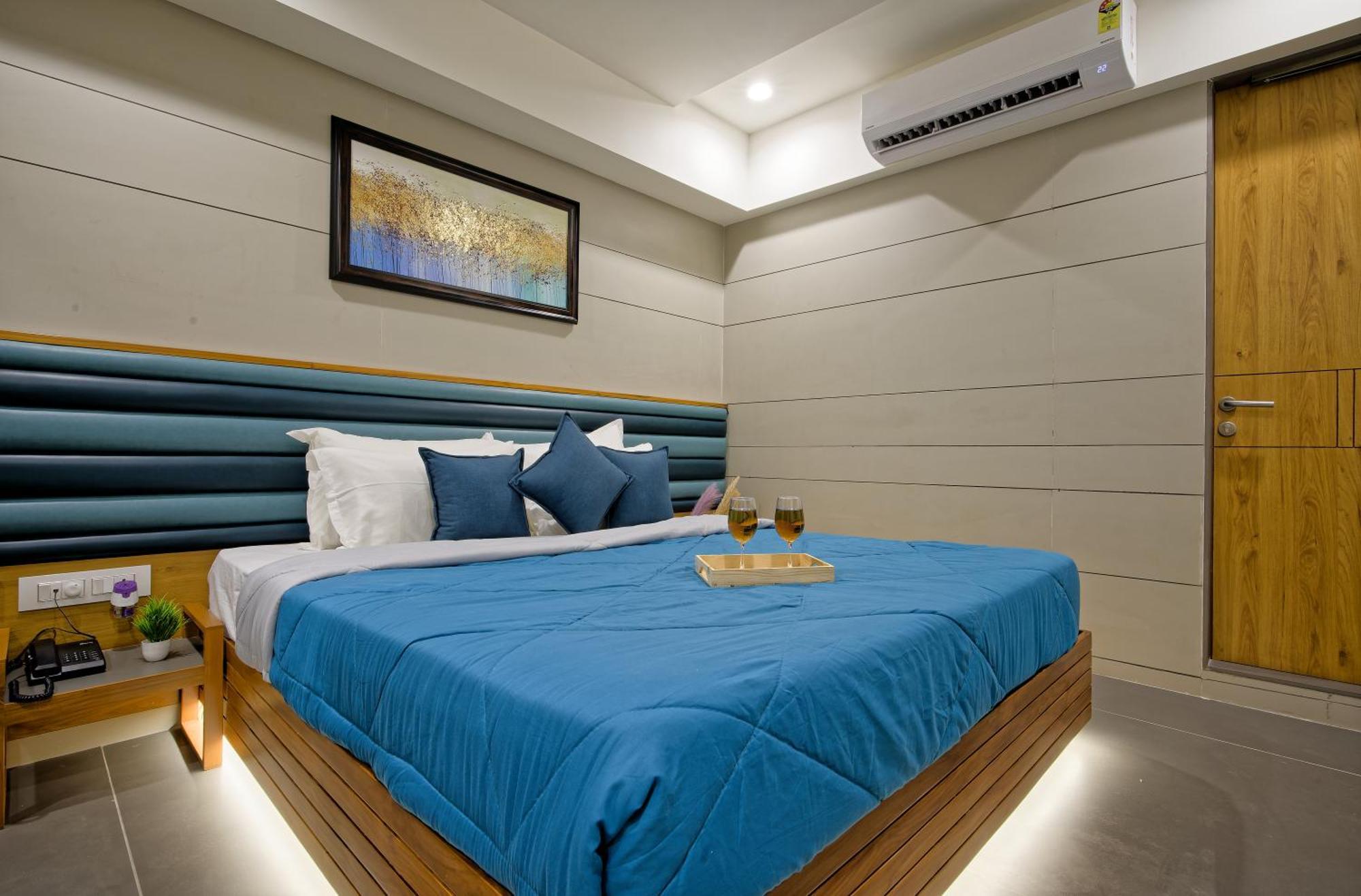 Hotel Lake Point อาเมดาบัด ภายนอก รูปภาพ