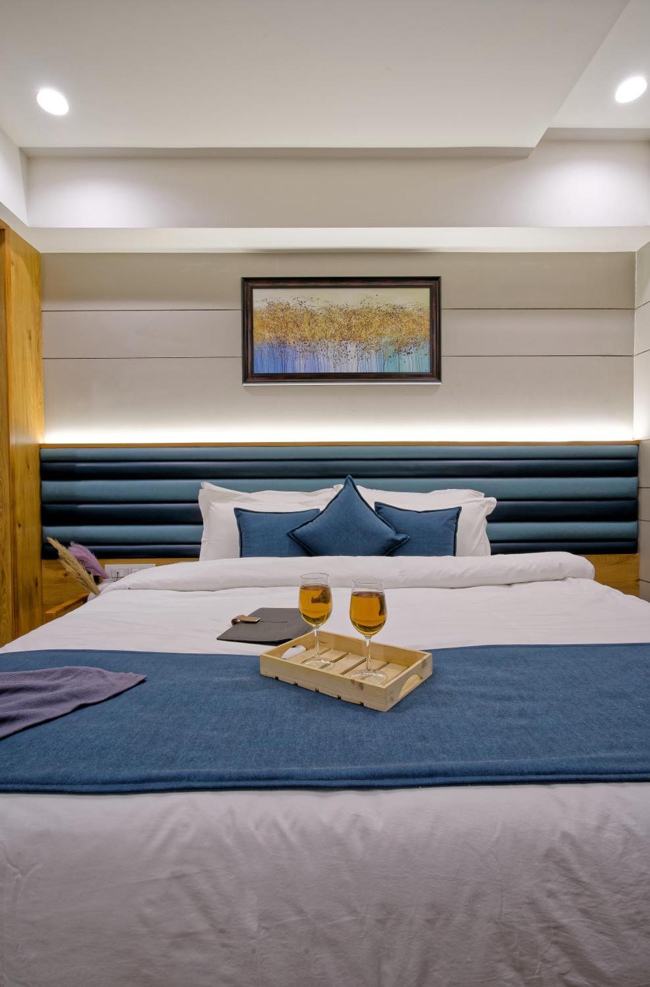 Hotel Lake Point อาเมดาบัด ภายนอก รูปภาพ
