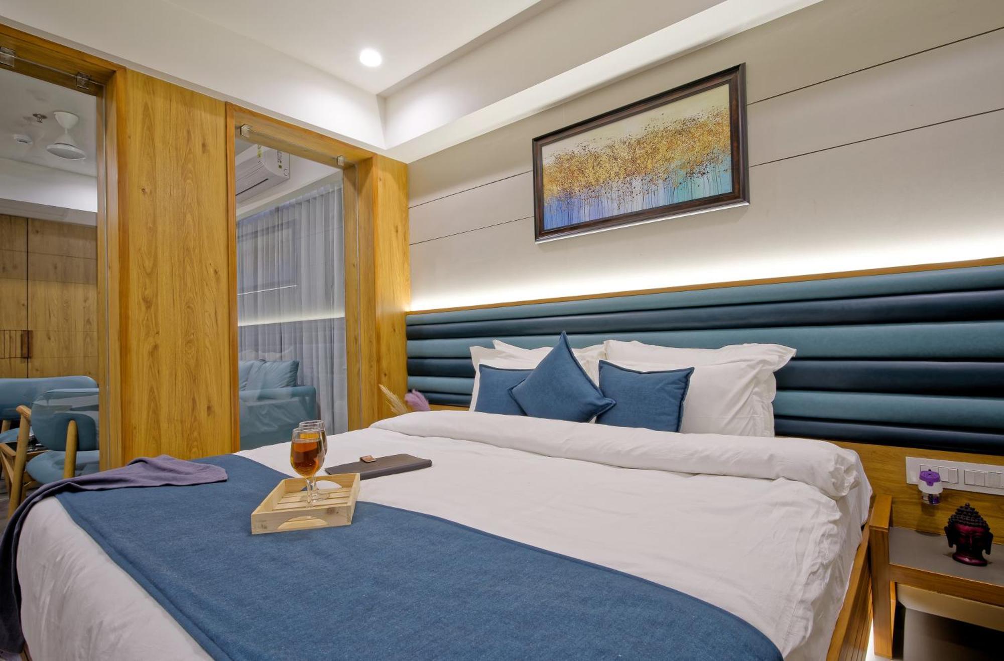 Hotel Lake Point อาเมดาบัด ภายนอก รูปภาพ