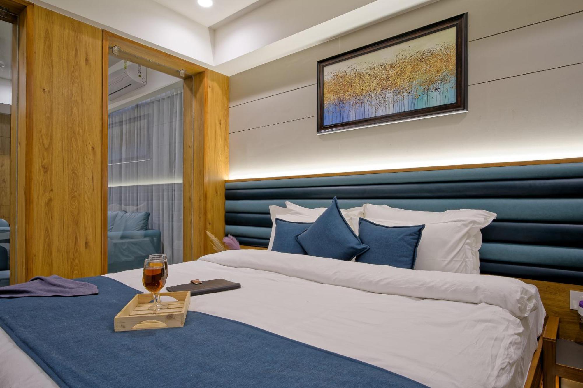 Hotel Lake Point อาเมดาบัด ภายนอก รูปภาพ